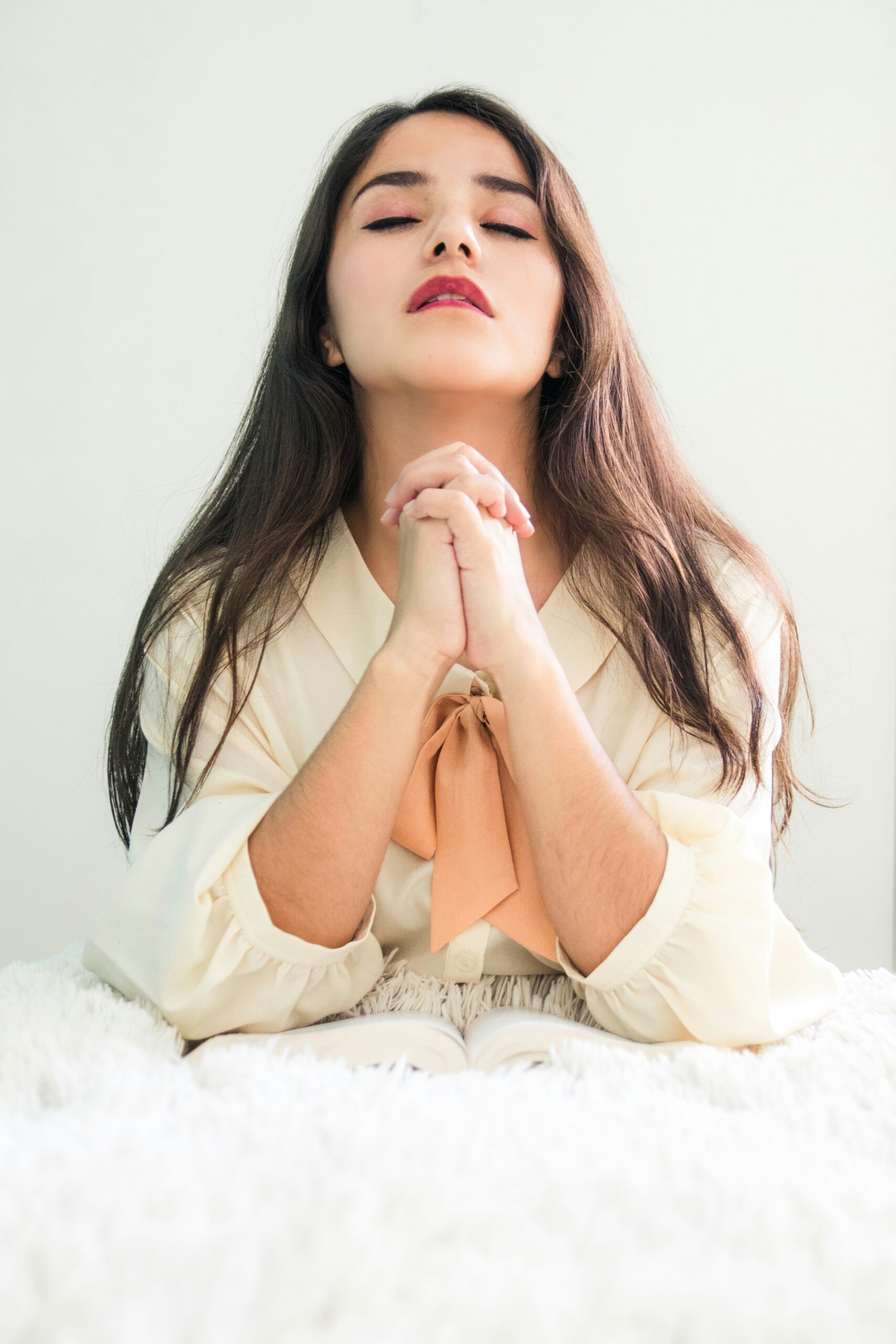 Woman praying while cultivating a heart of gratitude in every season